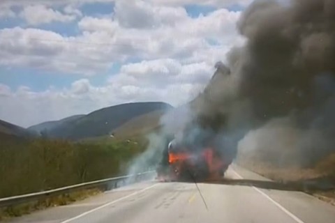 Colisão de carretas provoca incêndio e interdita trecho da BR-116, entre Jequié e Manoel Vitorino