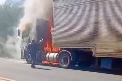 Caminhão pega fogo na Serra do Mutum, entre Jequié e Jaguaquara