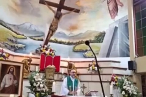Padre morre atingido por cruz de madeira que cai durante missa transmitida ao vivo