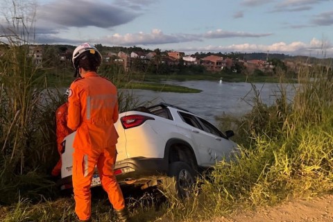 Corpo de Bombeiros resgata motorista após acidente em ribanceira no distrito do Japomirim