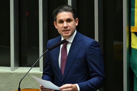 Hugo Motta cria comissão para discutir PEC que reduz maioridade penal para 16 anos