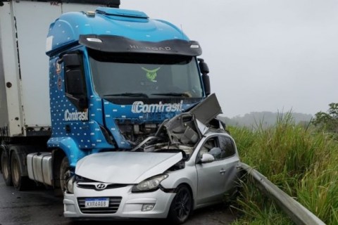 Jogador de futebol morre em acidente de carro na BR-101 no sul da Bahia