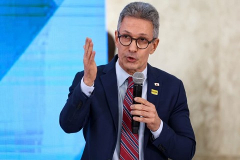 Zema diz que pretende rever Bolsa Família para evitar ‘geração de imprestáveis’
