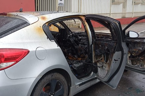 Carro incendiado no centro de Jequié