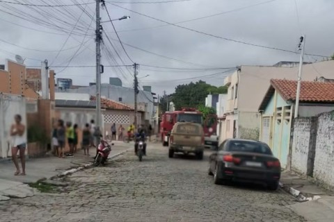 Serrinha: Três crianças morrem carbonizadas após incêndio em residência e mãe é presa