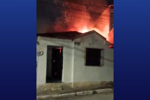 Casa de suspeito de sequestrar bebê é incendiada em Vitória da Conquista