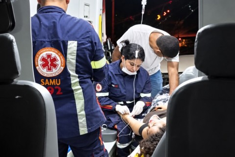 Motorista morre e mulher fica ferida após carro sair da pista e atingir árvore na BR-330
