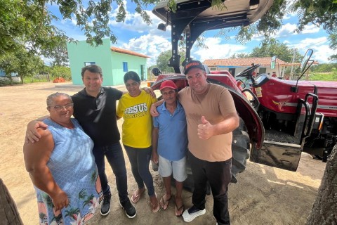 Deputado Patrick Lopes entrega trator agrícola para associação rural em Bom Jesus da Lapa