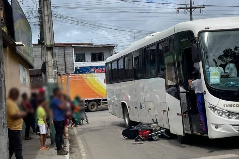 Moto vai parar embaixo de ônibus escolar após acidente no centro de Ipiaú
